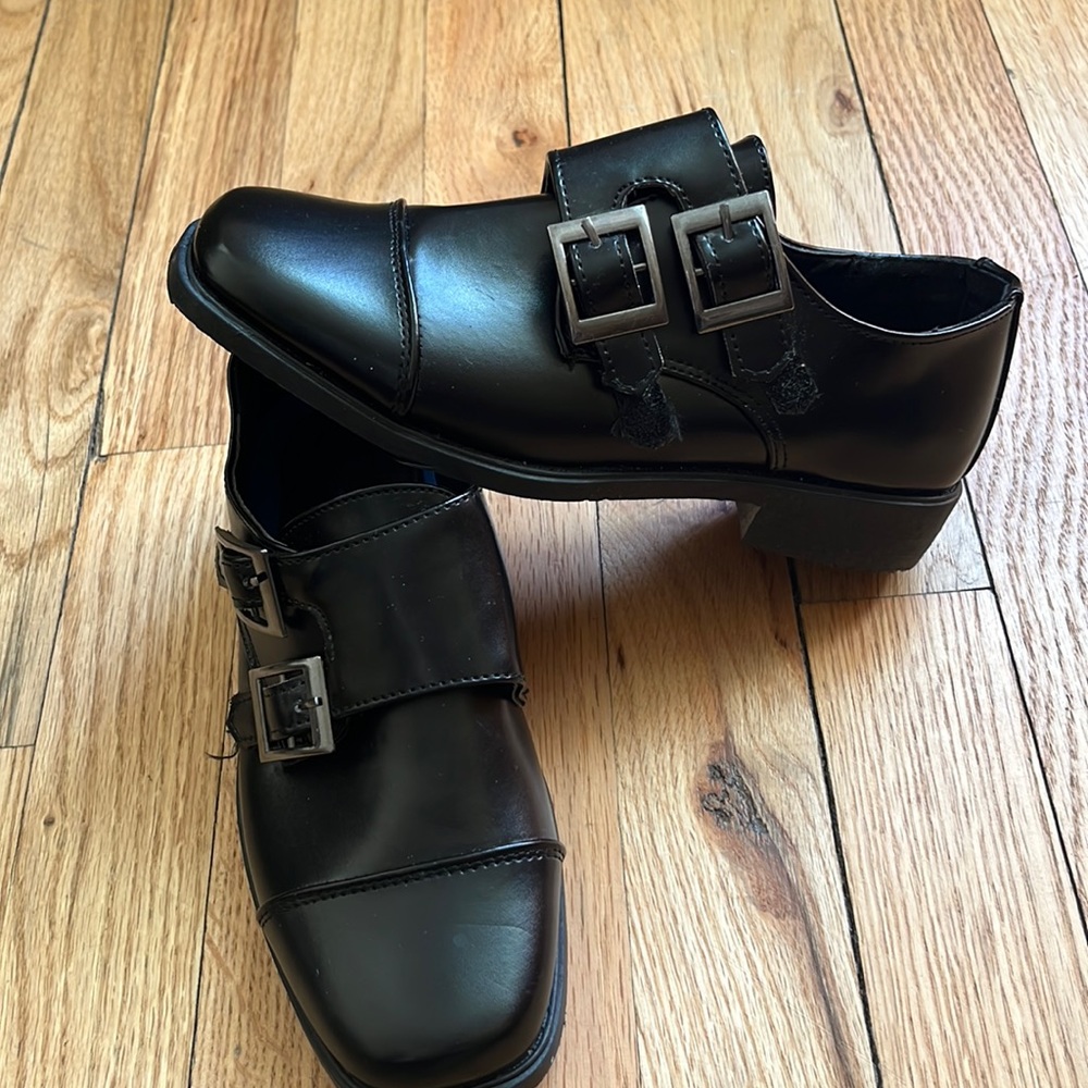 Kids dress shoes , never worn size 1 in boys.